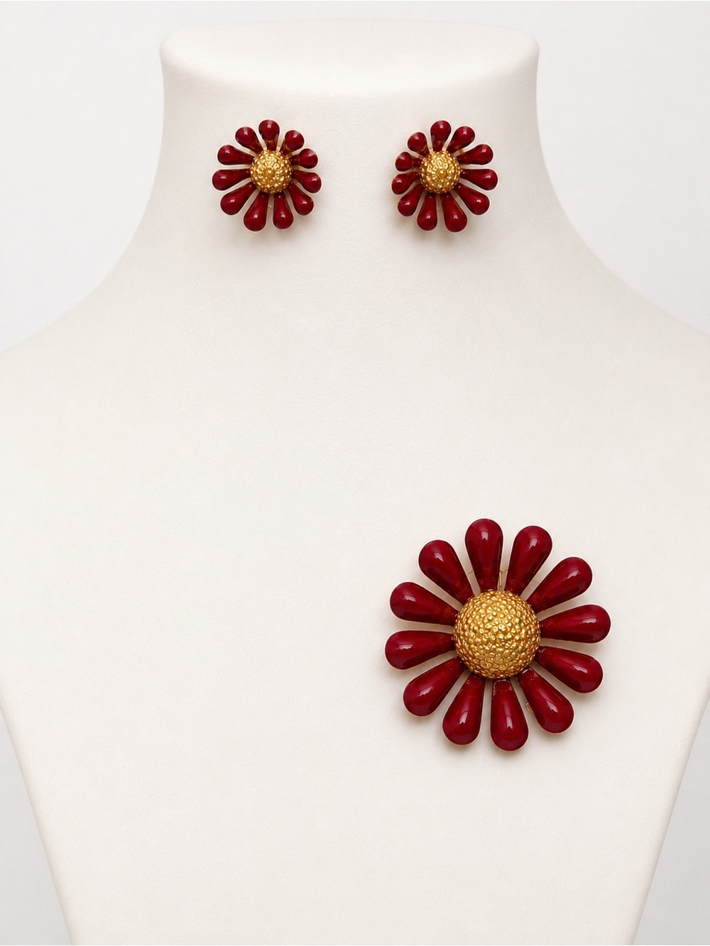 Vintage Red/Pink Enamel Daisy Flower Brooch Clip on earring Set Gold Tone Mod